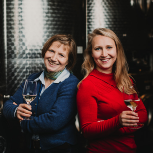 Vinodea | Weinhandlung | Winzerinnen | Birgit mit Anna
